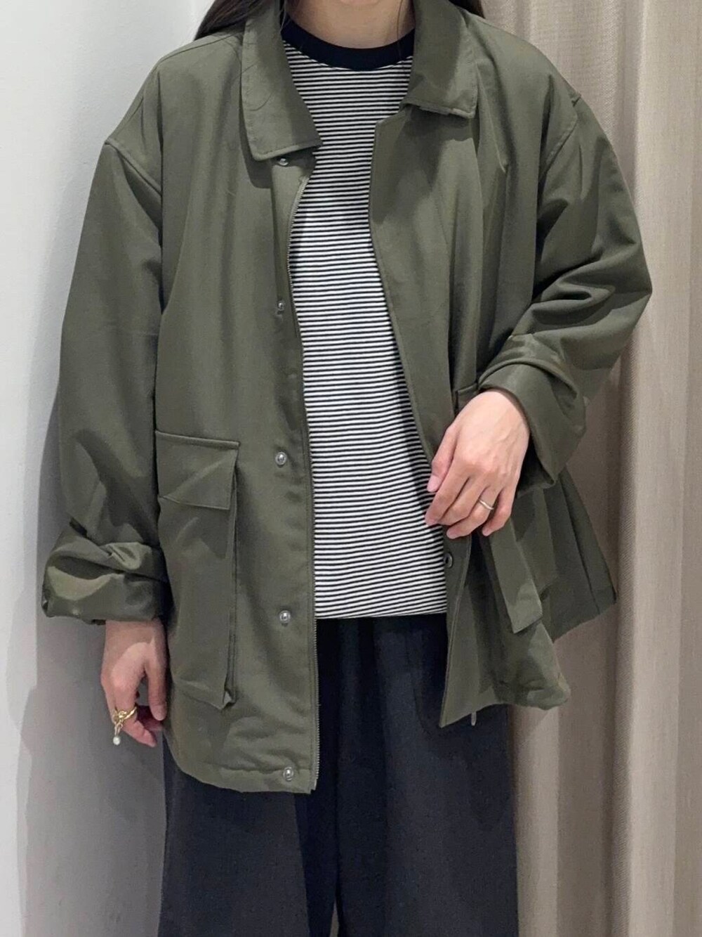 「センスオブプレイス、大人カジュアル、ワイドパンツ、ジャケット、Tシャツ、ママコーデ、カジュアルコーデ、ボーダー、カーキ、パンツ、senseofplace、パンツスタイル、newarrival、メンズ、高身長」｜「SENSE OF PLACE by URBAN RESEARCHの『セットアップ対応』ダブルポケットドローコードブルゾン（ブルゾン、グリーン系）」を使った、wakaさん（レディース・162cm）の春コーディネートの3枚目の写真