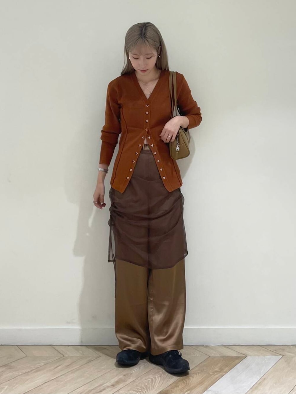 ブラウン系のその他パンツ、グリーン系のボストンバッグ、イエロー系のカーディガン/ボレロを着用したレディースの夏コーディネートの2枚目の写真