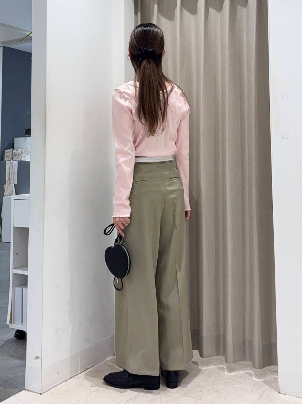 「センスオブプレイス、ママコーデ、ピンク、パンツ、senseofplace、パンツスタイル、newarrival、高身長、20代後半、骨格ウェーブ、春カラーコーデ、キレイめカジュアル、イエベ秋、肩幅広め、ウェーブ×イエベ秋」|「RODE SKOのトートバッグ付ハートマルチショルダー(ショルダーバッグ、ブラック系)」を使った、wakaさん(レディース・162cm)の春コーディネートの2枚目の写真