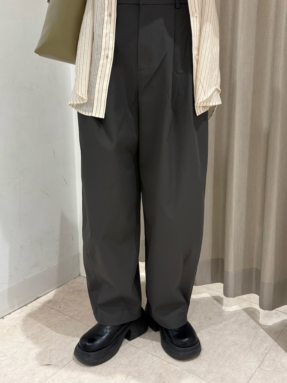 グレー系のその他パンツ、ベージュ系のシャツ/ブラウス、グリーン系のショルダーバッグを着用したレディースの夏コーディネートの4枚目の写真