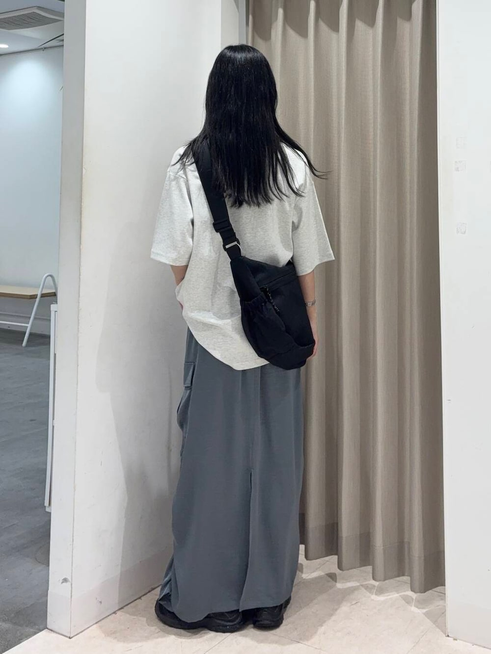 「センスオブプレイス、大人カジュアル、ママコーデ、カジュアルコーデ、サテン、ロゴT、senseofplace、休日コーデ、メンズ、高身長、20代後半、骨格ウェーブ、イエベ秋、大人スニーカー、肩幅広め」|「SENSE OF PLACE by URBAN RESEARCHのナイロンメッシュショルダーバッグ(ショルダーバッグ、ブラック系)」を使った、wakaさん(レディース・162cm)の春コーディネートの2枚目の写真
