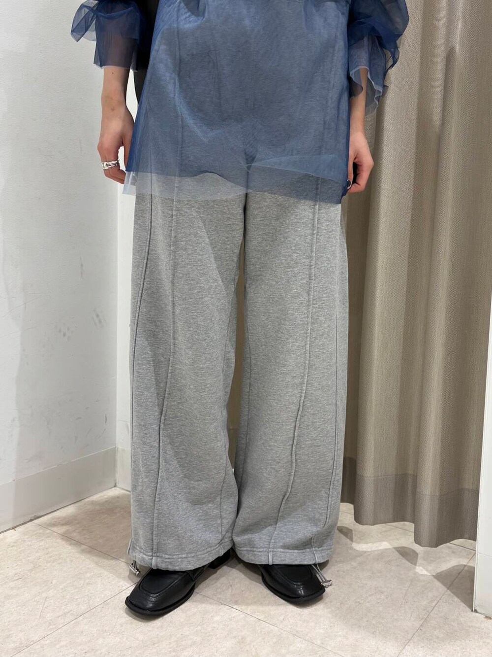 「センスオブプレイス、大人カジュアル、Tシャツ、ママコーデ、ローファー、カジュアルコーデ、レイヤード、パンツ、senseofplace、パンツスタイル、newarrival、メッシュ、高身長、20代後半、スウェットパンツ」|「SENSE OF PLACE by URBAN RESEARCHのワンハンドルラウンドバッグ(ショルダーバッグ、ブラック系)」を使った、wakaさん(レディース・162cm)の春コーディネートの4枚目の写真