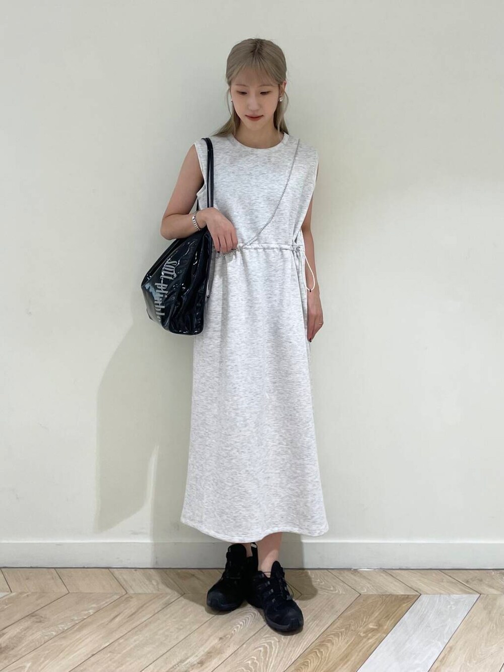 ブラック系のキャミソール、ブラック系のトートバッグ、グレー系のワンピースを着用したレディースの夏コーディネートの2枚目の写真