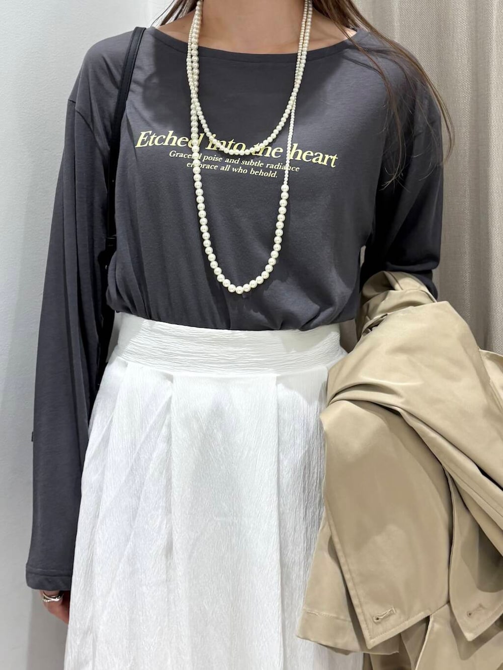 「センスオブプレイス、大人カジュアル、Tシャツ、ロングスカート、ママコーデ、カジュアルコーデ、トレンチコート、ロゴT、senseofplace、春アウター、休日コーデ、newarrival、高身長、おでかけコーデ、20代後半」|「SENSE OF PLACE by URBAN RESEARCHのバルーンスカート(スカート、ホワイト系)」を使った、wakaさん(レディース・162cm)の春コーディネートの4枚目の写真