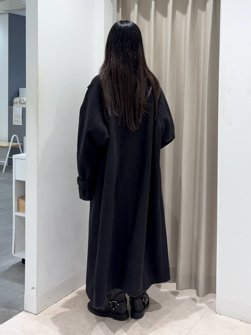 グレー系のベスト、ブラック系のその他アウターを着用したレディースの冬コーディネートの2枚目の写真