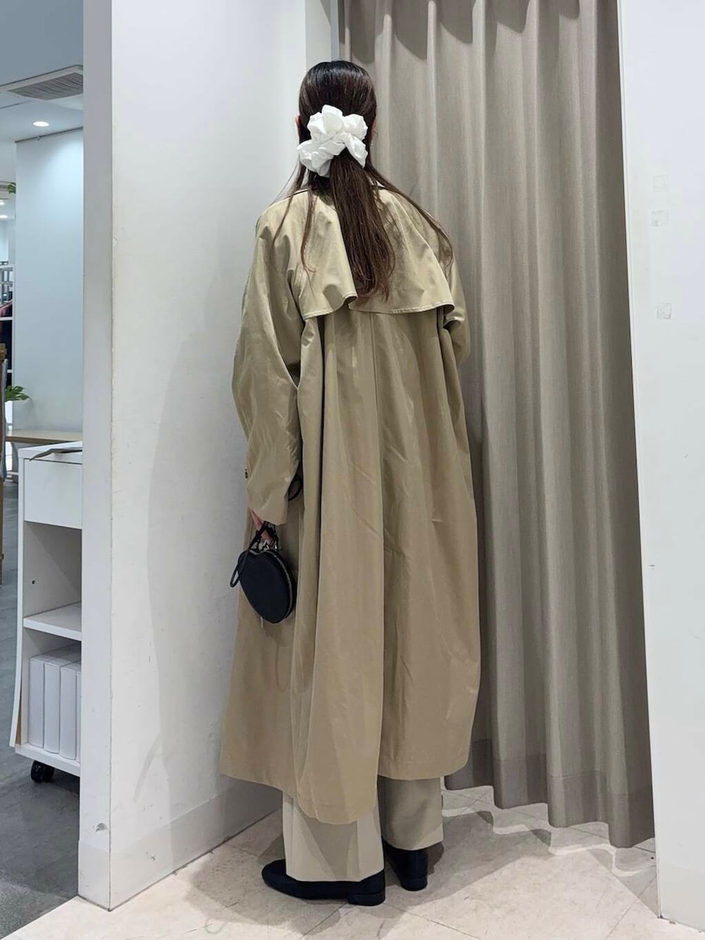 「SENSE OF PLACE by URBAN RESEARCHの『TALLサイズ/WEB限定』センタープレスストレートパンツ(スラックス、ベージュ系)」を使った、wakaさん(レディース・162cm)の春コーディネートの2枚目の写真