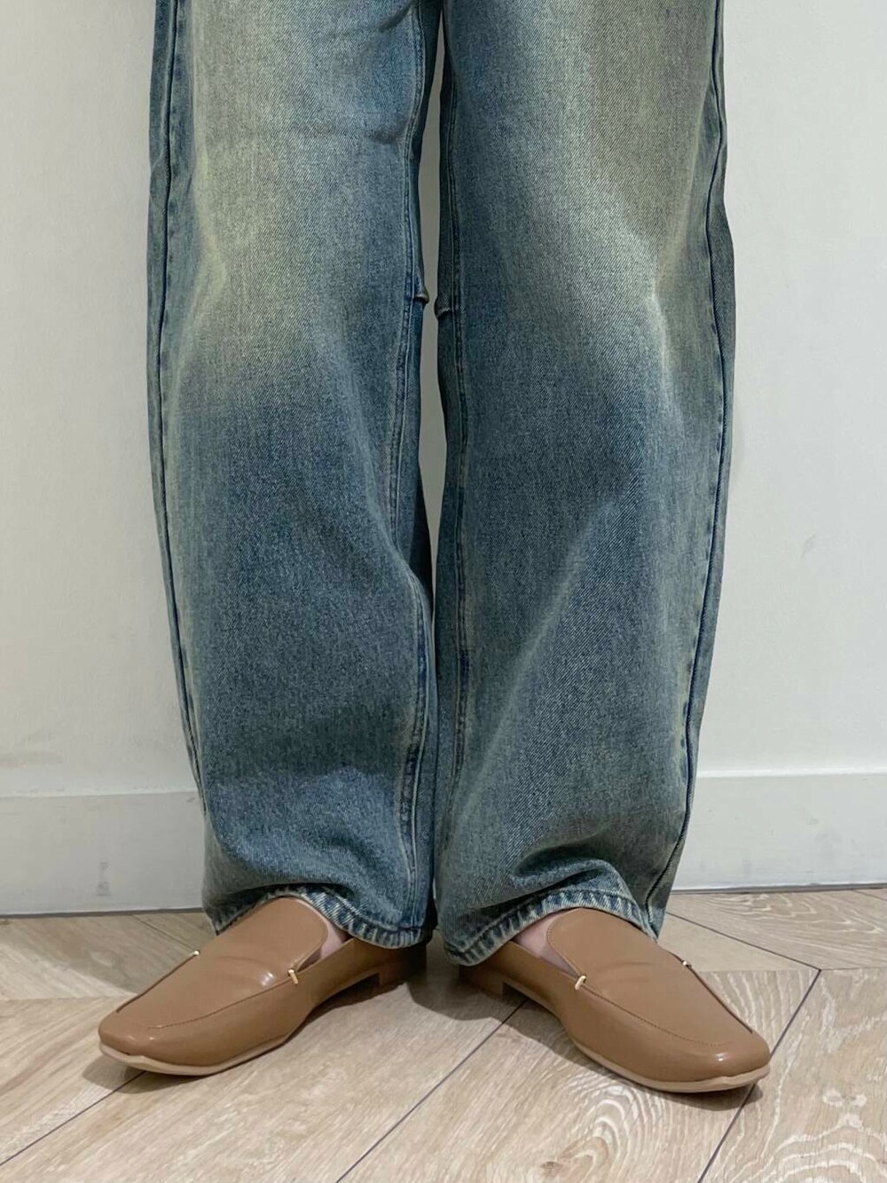 ベージュ系のハンドバッグ、ベージュ系のローファー、ベージュ系のその他トップスを着用したレディースの秋コーディネートの4枚目の写真