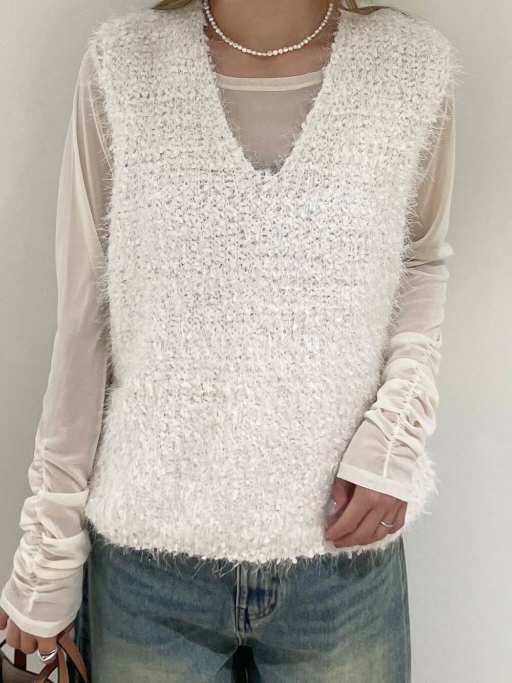 ベージュ系のハンドバッグ、ベージュ系のローファー、ベージュ系のその他トップスを着用したレディースの秋コーディネートの3枚目の写真