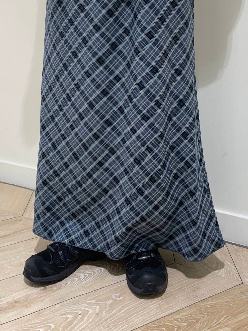 ブラック系のハンドバッグ、グレー系のスカート、ブルー系のTシャツ/カットソーを着用したレディースの秋コーディネートの4枚目の写真