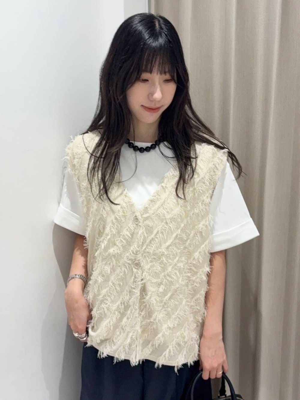 「センスオブプレイス、大人カジュアル、ワイドパンツ、ベスト、ママコーデ、カジュアルコーデ、フリンジ、パンツ、senseofplace、パンツスタイル、休日コーデ、高身長、おでかけコーデ、20代後半、骨格ウェーブ」|「SENSE OF PLACE by URBAN RESEARCHの『UR TECH』ロールスリーブTシャツ(半袖)(Tシャツ/カットソー、ホワイト系)」を使った、wakaさん(レディース・162cm)の夏コーディネートの4枚目の写真
