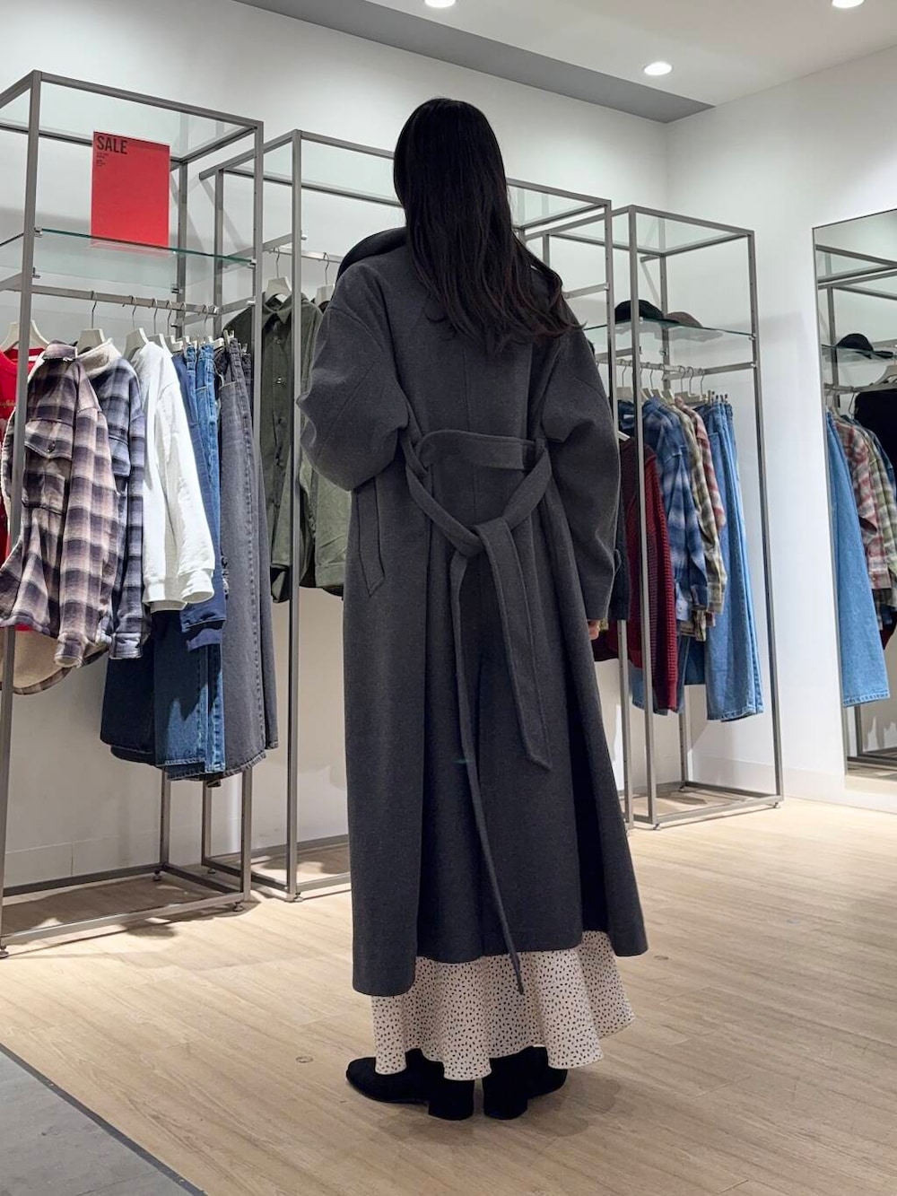 ブラック系のブーツ、ブルー系のニット/セーター、グレー系のその他アウターを着用したレディースの冬コーディネートの2枚目の写真