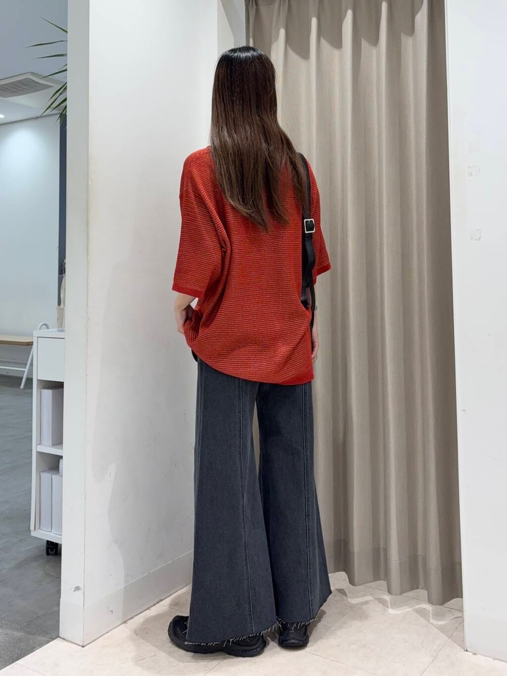 「センスオブプレイス、大人カジュアル、ママコーデ、カジュアルコーデ、レッド、パンツ、senseofplace、パンツスタイル、休日コーデ、サマーニット、メンズ、高身長、20代後半、骨格ウェーブ、イエベ秋」｜「SENSE OF PLACE by URBAN RESEARCHの『ユニセックス』『洗濯可』ミックススキッパーニット（ポロシャツ、レッド系）」を使った、wakaさん（レディース・162cm）の春コーディネートの2枚目の写真