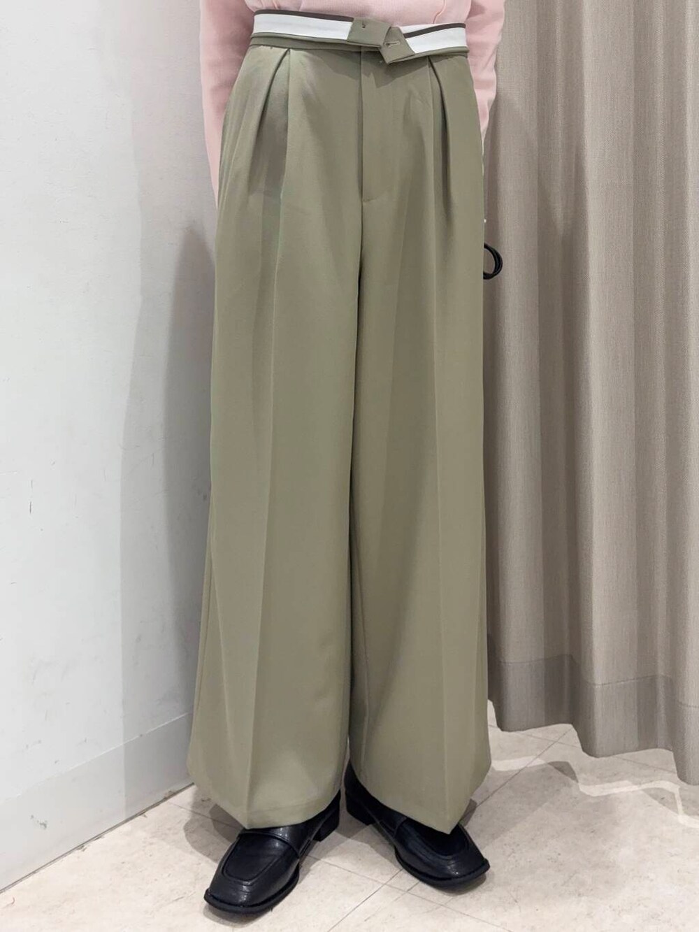 「センスオブプレイス、ママコーデ、ピンク、パンツ、senseofplace、パンツスタイル、newarrival、高身長、20代後半、骨格ウェーブ、春カラーコーデ、キレイめカジュアル、イエベ秋、肩幅広め、ウェーブ×イエベ秋」|「RODE SKOのトートバッグ付ハートマルチショルダー(ショルダーバッグ、ブラック系)」を使った、wakaさん(レディース・162cm)の春コーディネートの4枚目の写真