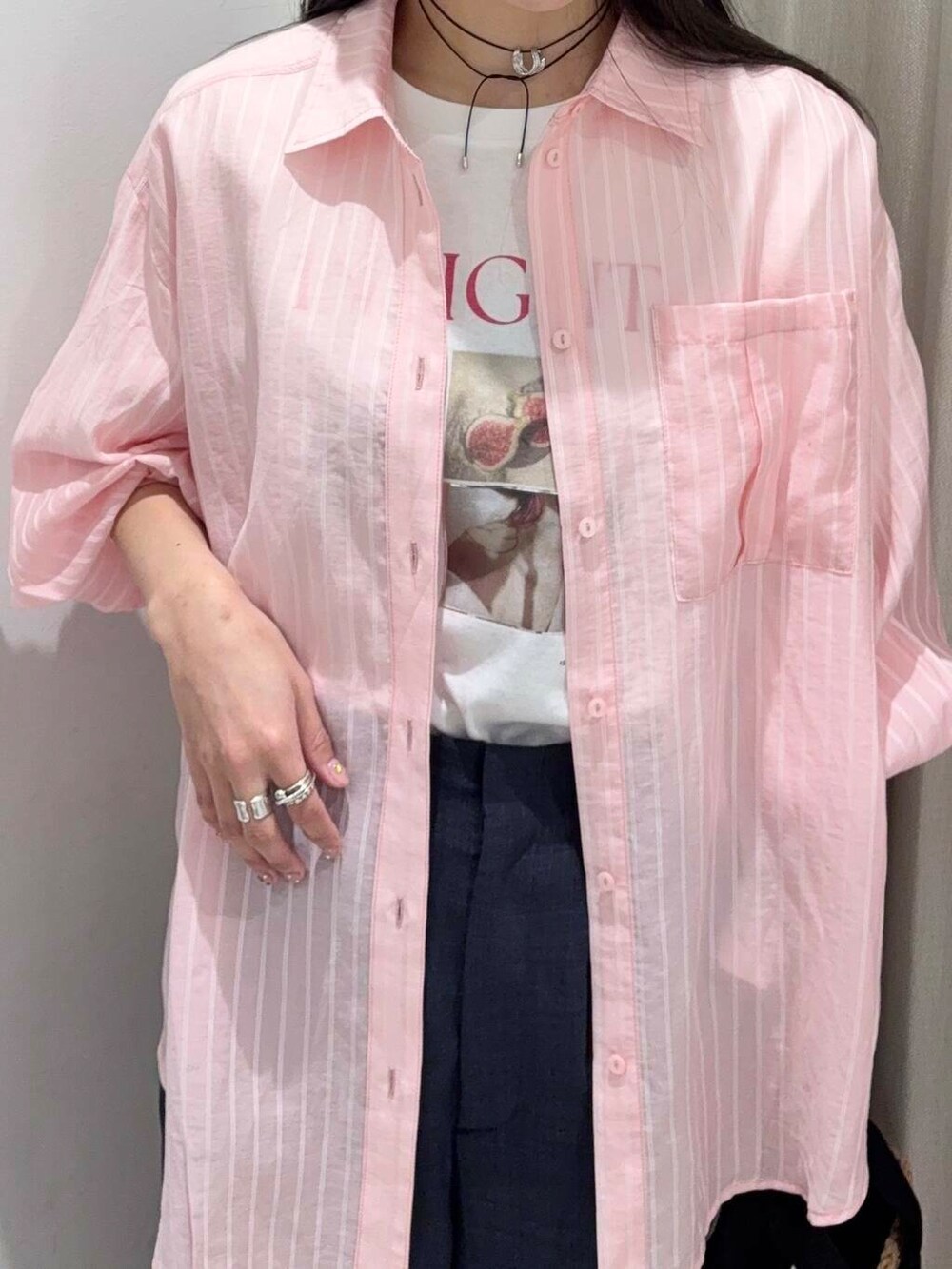 「シャツ、センスオブプレイス、大人カジュアル、ワイドパンツ、Tシャツ、ママコーデ、ピンク、カジュアルコーデ、ロゴT、パンツ、senseofplace、パンツスタイル、休日コーデ、newarrival、リネンライク」|「RODE SKOのナチュラルカゴバッグ(ハンドバッグ、ベージュ系)」を使った、wakaさん(レディース・162cm)の春コーディネートの3枚目の写真