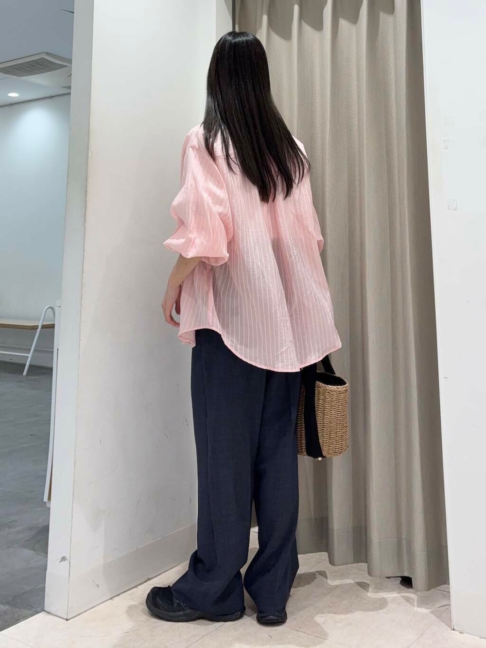 「シャツ、センスオブプレイス、大人カジュアル、ワイドパンツ、Tシャツ、ママコーデ、ピンク、カジュアルコーデ、ロゴT、パンツ、senseofplace、パンツスタイル、休日コーデ、newarrival、リネンライク」|「RODE SKOのナチュラルカゴバッグ(ハンドバッグ、ベージュ系)」を使った、wakaさん(レディース・162cm)の春コーディネートの2枚目の写真