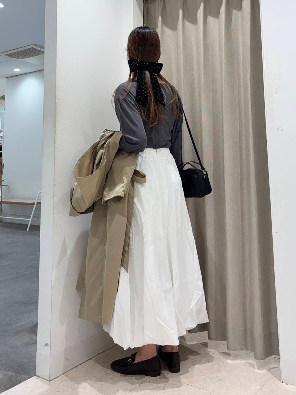 「センスオブプレイス、大人カジュアル、Tシャツ、ロングスカート、ママコーデ、カジュアルコーデ、トレンチコート、ロゴT、senseofplace、春アウター、休日コーデ、newarrival、高身長、おでかけコーデ、20代後半」|「SENSE OF PLACE by URBAN RESEARCHのバルーンスカート(スカート、ホワイト系)」を使った、wakaさん(レディース・162cm)の春コーディネートの3枚目の写真