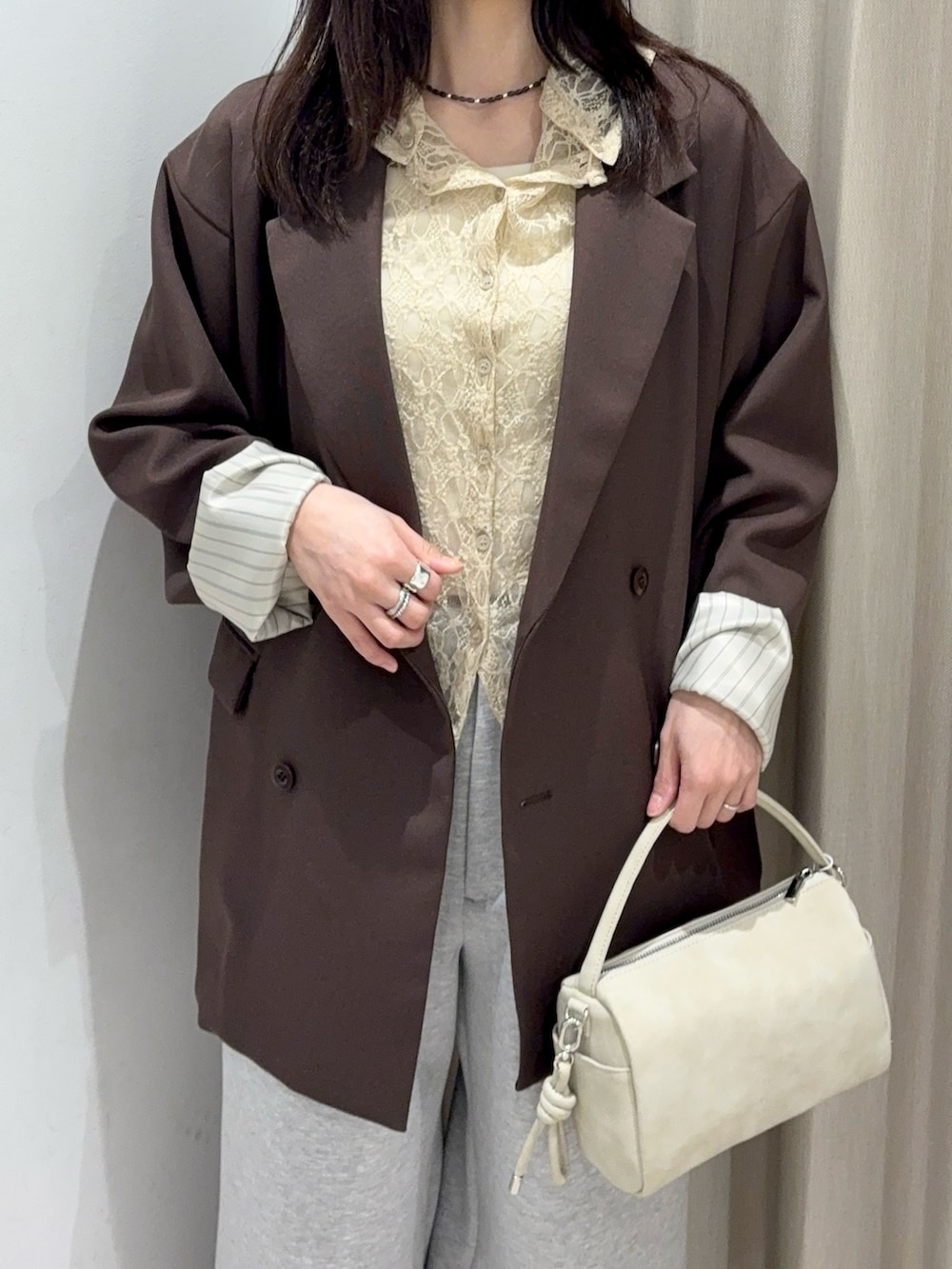 ブラウン系のその他アウター、ベージュ系のその他トップス、グレー系のその他パンツを着用したレディースの春コーディネートの3枚目の写真