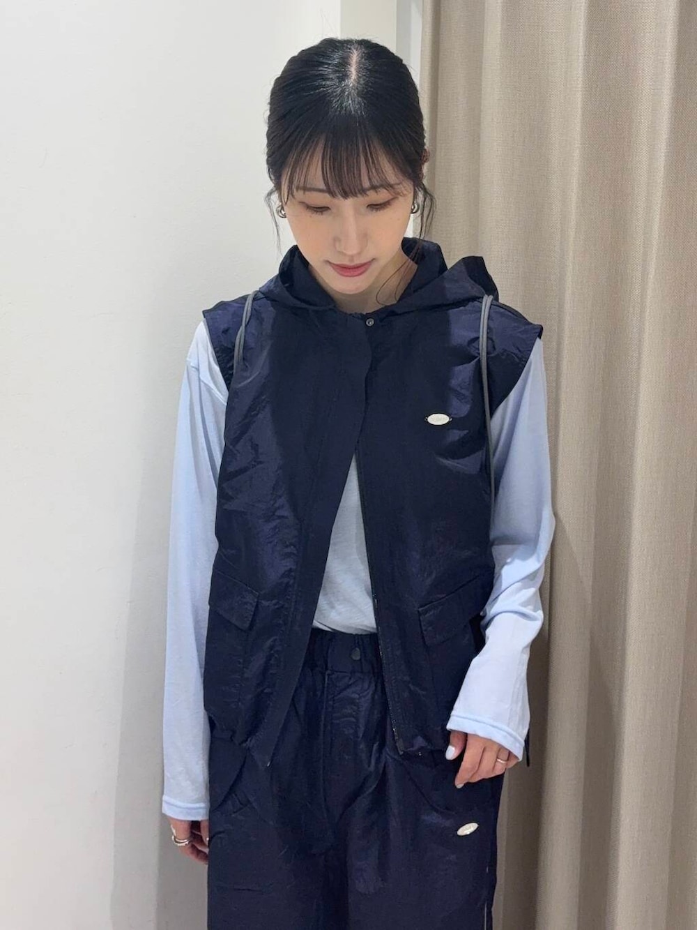 「センスオブプレイス、ママコーデ、カジュアルコーデ、ブルー、パンツ、senseofplace、休日コーデ、高身長、スポーツ、20代後半、骨格ウェーブ、イエベ秋、肩幅広め、ウェーブ×イエベ秋、外遊びコーデ」|「SENSE OF PLACE by URBAN RESEARCHの『一部WEB限定カラー』ダブルストラップカップツキキャミソール(キャミソール、ブラック系)」を使った、wakaさん(レディース・162cm)の春コーディネートの4枚目の写真
