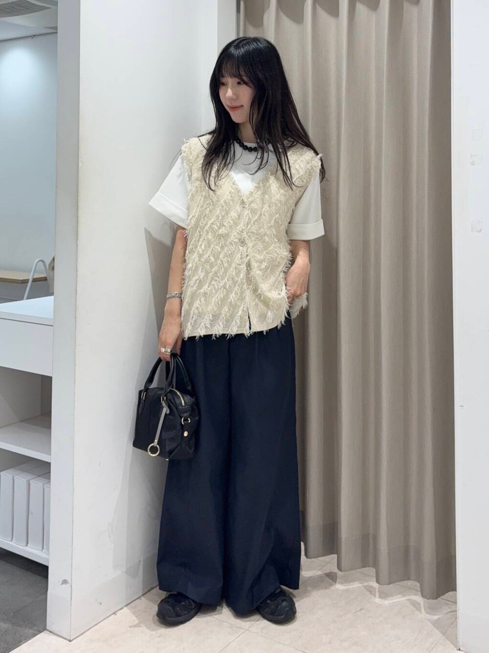 「センスオブプレイス、大人カジュアル、ワイドパンツ、ベスト、ママコーデ、カジュアルコーデ、フリンジ、パンツ、senseofplace、パンツスタイル、休日コーデ、高身長、おでかけコーデ、20代後半、骨格ウェーブ」|「SENSE OF PLACE by URBAN RESEARCHの『UR TECH』ロールスリーブTシャツ(半袖)(Tシャツ/カットソー、ホワイト系)」を使った、wakaさん(レディース・162cm)の夏コーディネートの2枚目の写真