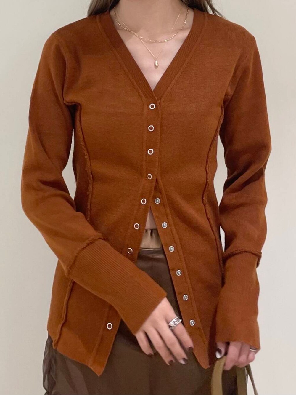 ブラウン系のその他パンツ、グリーン系のボストンバッグ、イエロー系のカーディガン/ボレロを着用したレディースの夏コーディネートの3枚目の写真