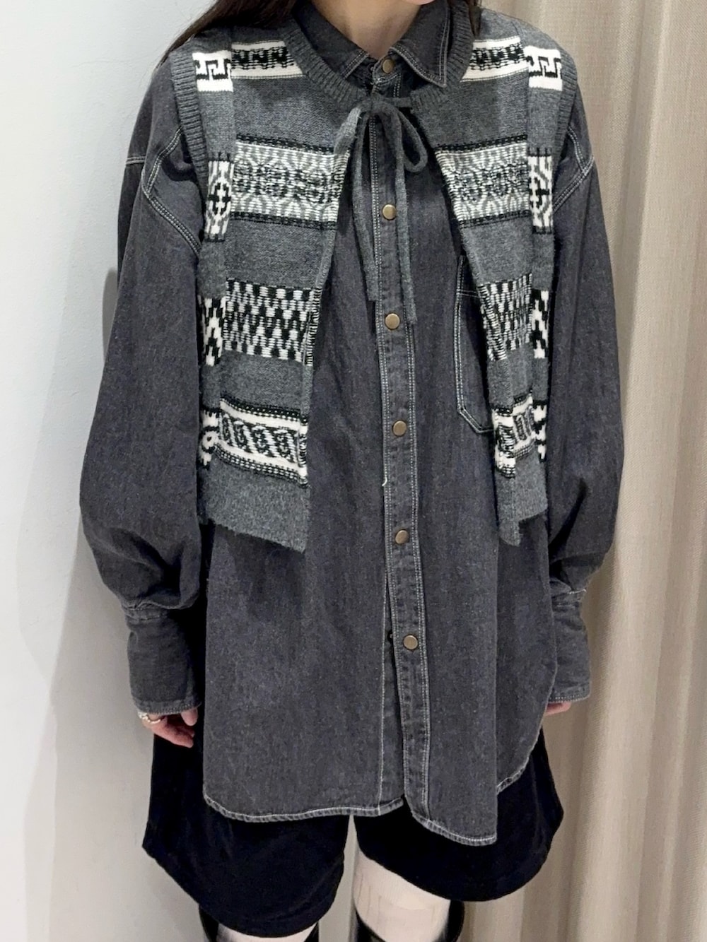 グレー系のベスト、ブラック系のその他アウターを着用したレディースの冬コーディネートの5枚目の写真