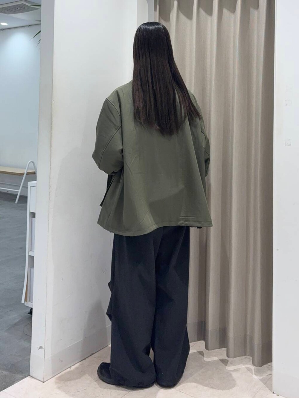 「センスオブプレイス、大人カジュアル、ワイドパンツ、ジャケット、Tシャツ、ママコーデ、カジュアルコーデ、ボーダー、カーキ、パンツ、senseofplace、パンツスタイル、newarrival、メンズ、高身長」｜「SENSE OF PLACE by URBAN RESEARCHの『セットアップ対応』ダブルポケットドローコードブルゾン（ブルゾン、グリーン系）」を使った、wakaさん（レディース・162cm）の春コーディネートの2枚目の写真