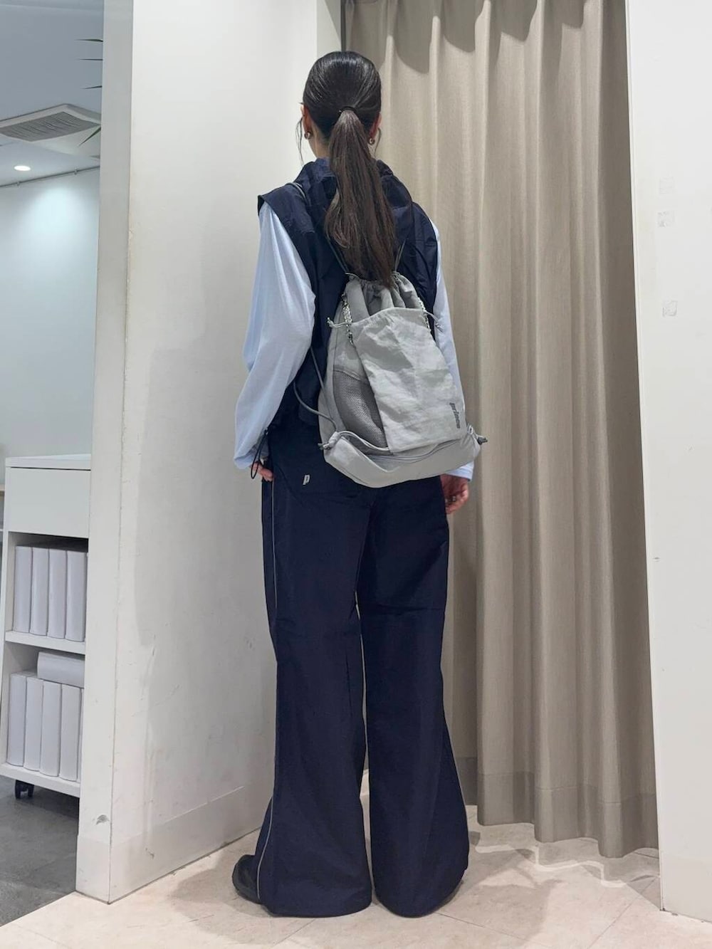 「センスオブプレイス、ママコーデ、カジュアルコーデ、ブルー、パンツ、senseofplace、休日コーデ、高身長、スポーツ、20代後半、骨格ウェーブ、イエベ秋、肩幅広め、ウェーブ×イエベ秋、外遊びコーデ」|「SENSE OF PLACE by URBAN RESEARCHの『一部WEB限定カラー』ダブルストラップカップツキキャミソール(キャミソール、ブラック系)」を使った、wakaさん(レディース・162cm)の春コーディネートの3枚目の写真