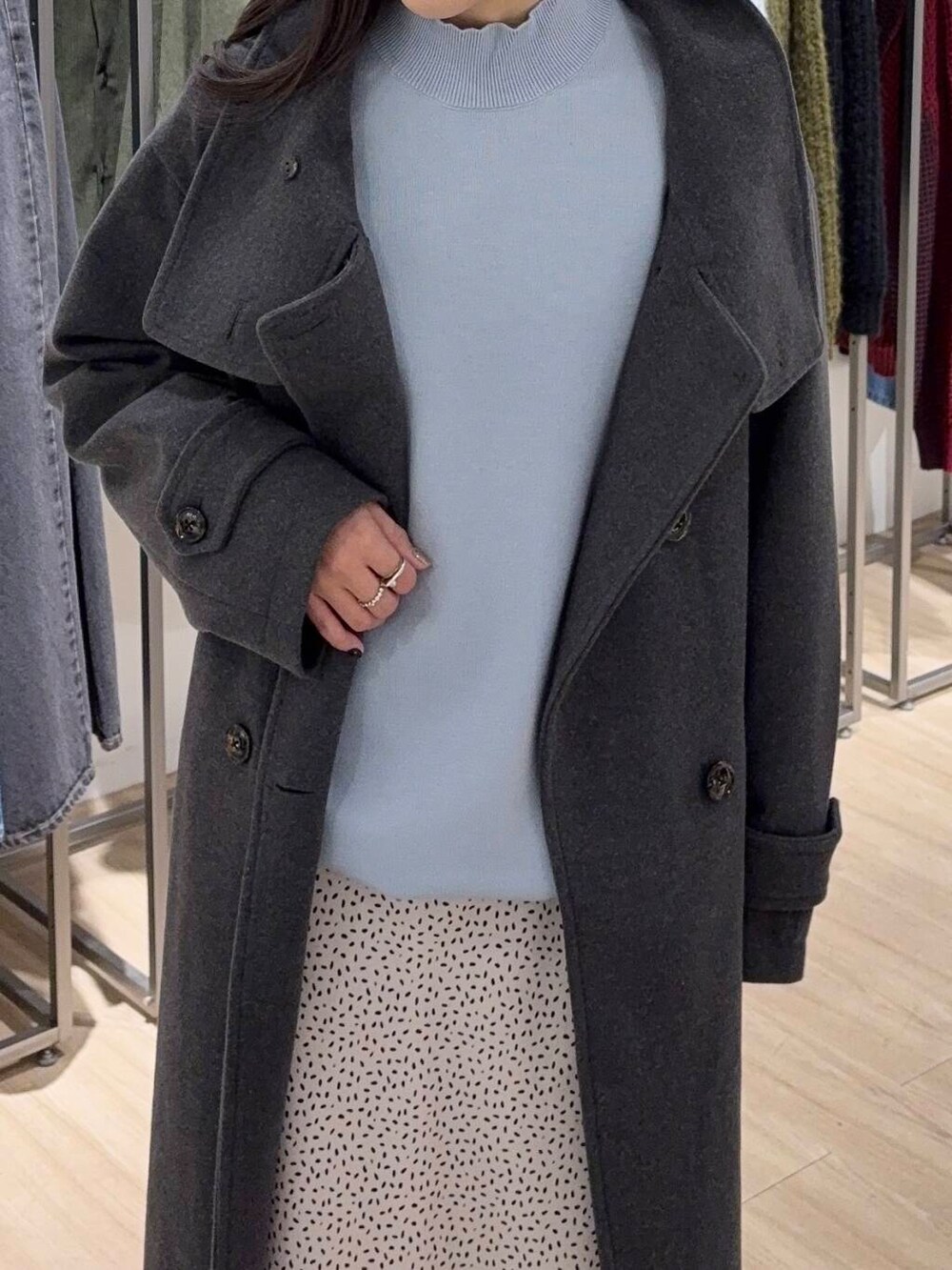 ブラック系のブーツ、ブルー系のニット/セーター、グレー系のその他アウターを着用したレディースの冬コーディネートの5枚目の写真