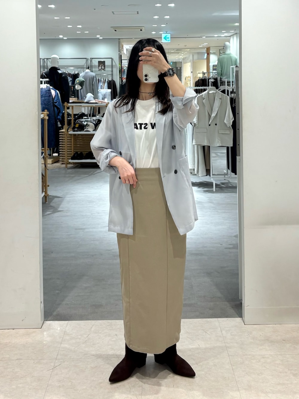 ブルー系のテーラードジャケット、その他のTシャツ/カットソー、ブラウン系のハンドバッグを着用したレディースの春コーディネートの5枚目の写真