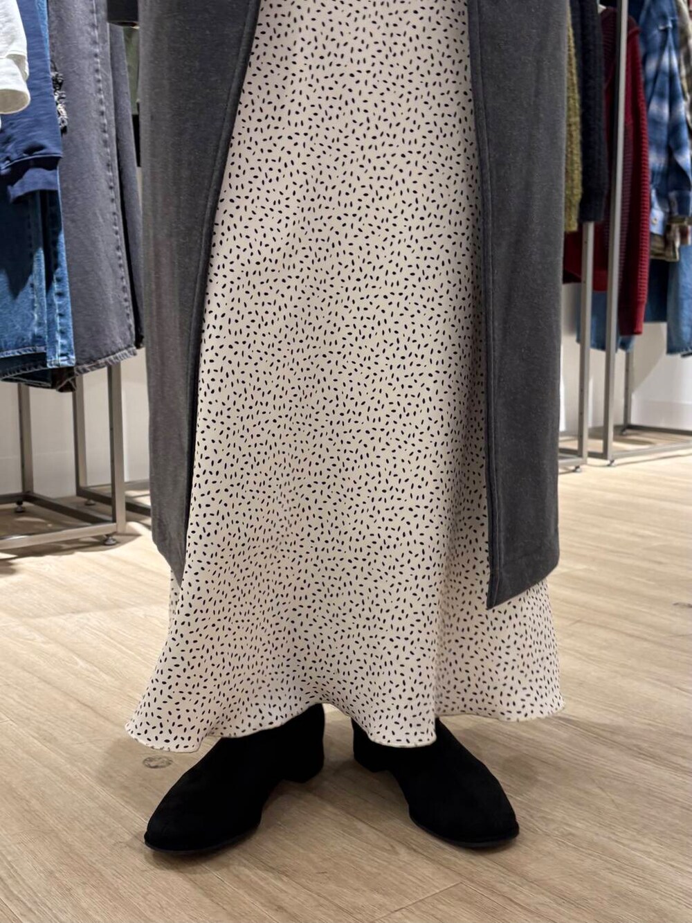 ブラック系のブーツ、ブルー系のニット/セーター、グレー系のその他アウターを着用したレディースの冬コーディネートの6枚目の写真