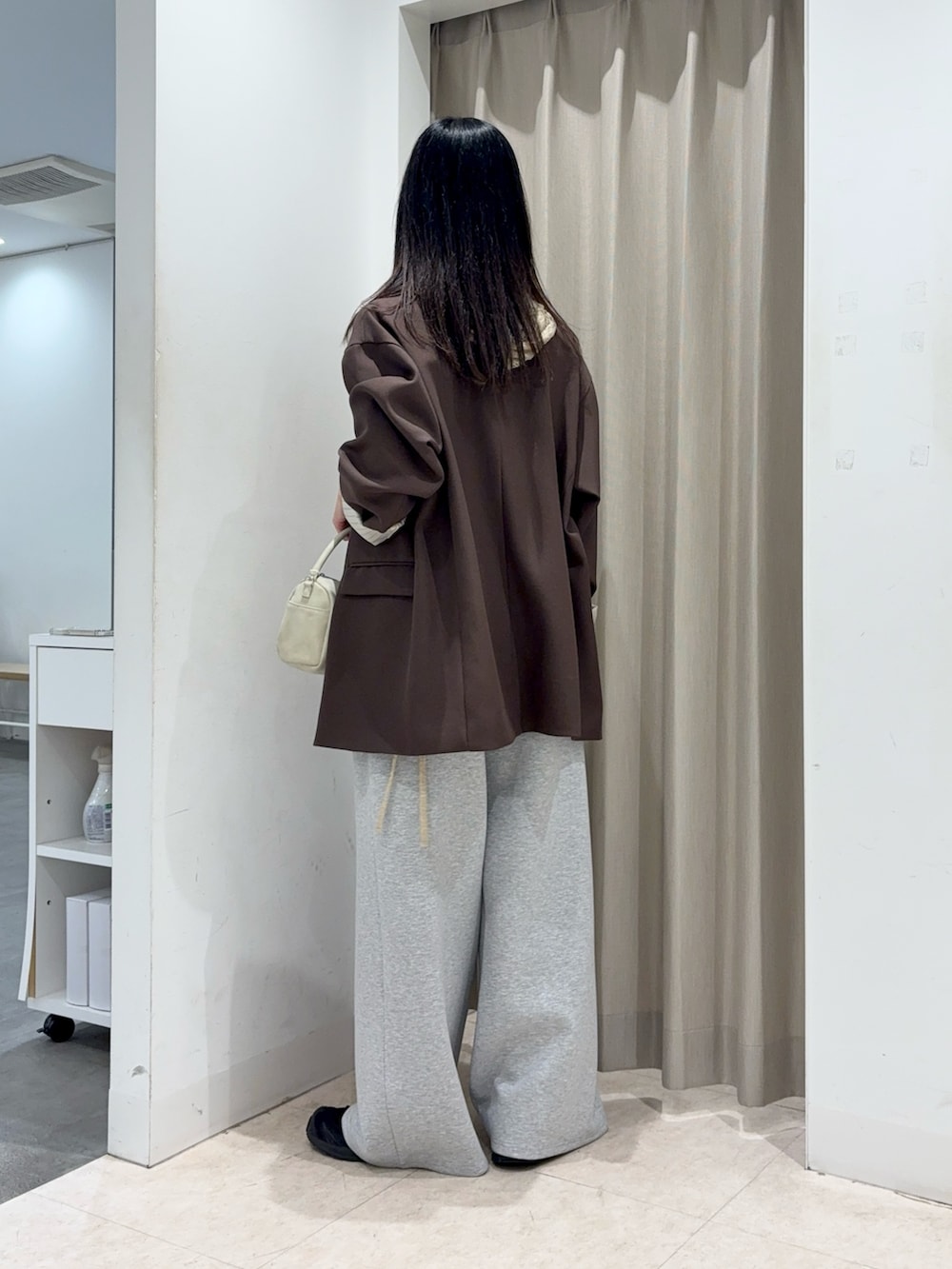 ブラウン系のその他アウター、ベージュ系のその他トップス、グレー系のその他パンツを着用したレディースの春コーディネートの2枚目の写真