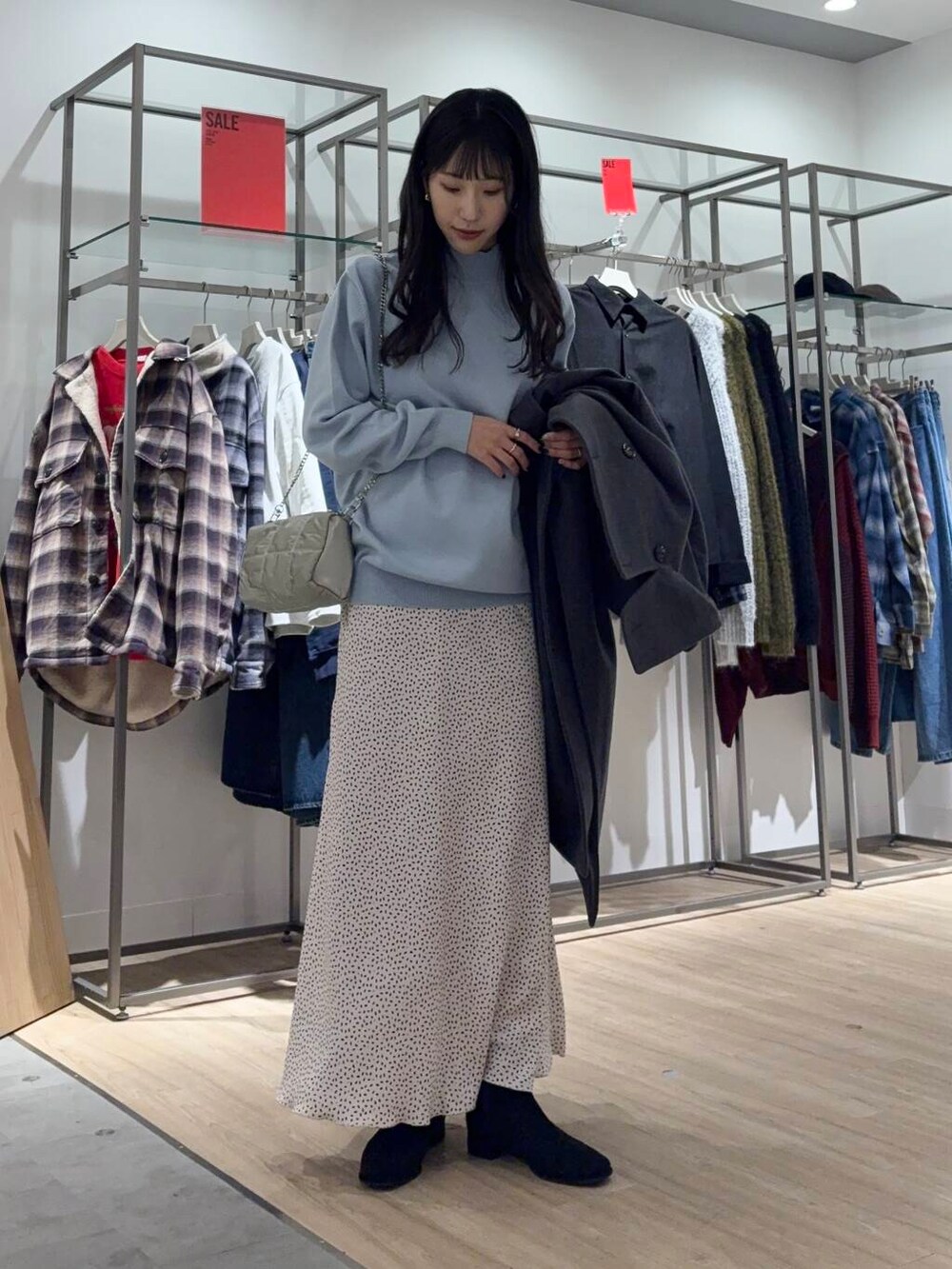 ブラック系のブーツ、ブルー系のニット/セーター、グレー系のその他アウターを着用したレディースの冬コーディネートの3枚目の写真