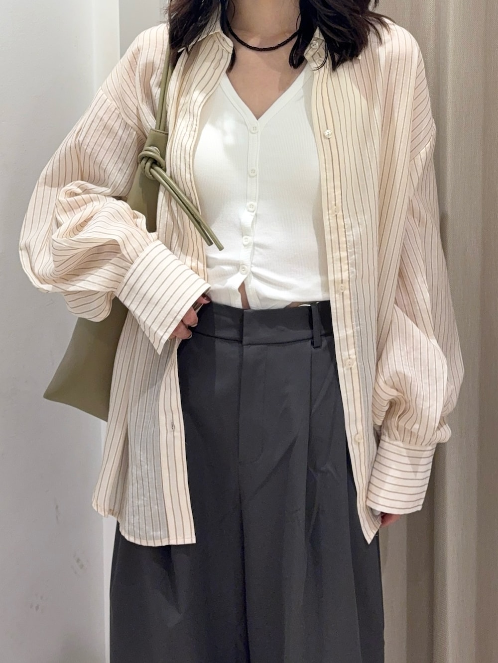 グレー系のその他パンツ、ベージュ系のシャツ/ブラウス、グリーン系のショルダーバッグを着用したレディースの夏コーディネートの3枚目の写真