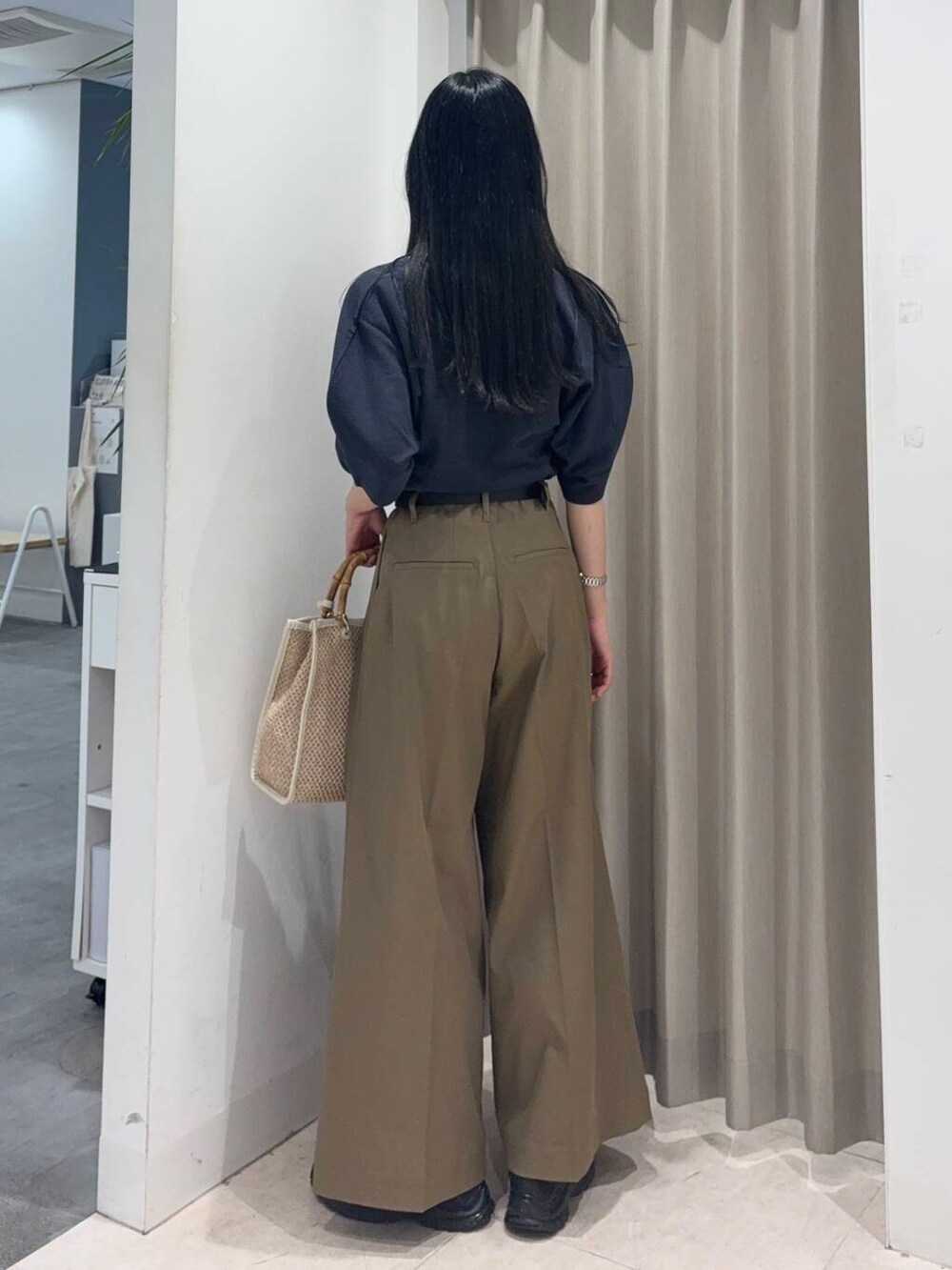 「センスオブプレイス、大人カジュアル、ワイドパンツ、ママコーデ、ブラウン、カジュアルコーデ、KBF、パンツ、senseofplace、パンツスタイル、休日コーデ、5分袖、高身長、20代後半、骨格ウェーブ」｜「SMELLYのシンプルスクエアベルト（ベルト、ブラック系）」を使った、wakaさん（レディース・162cm）の春コーディネートの2枚目の写真