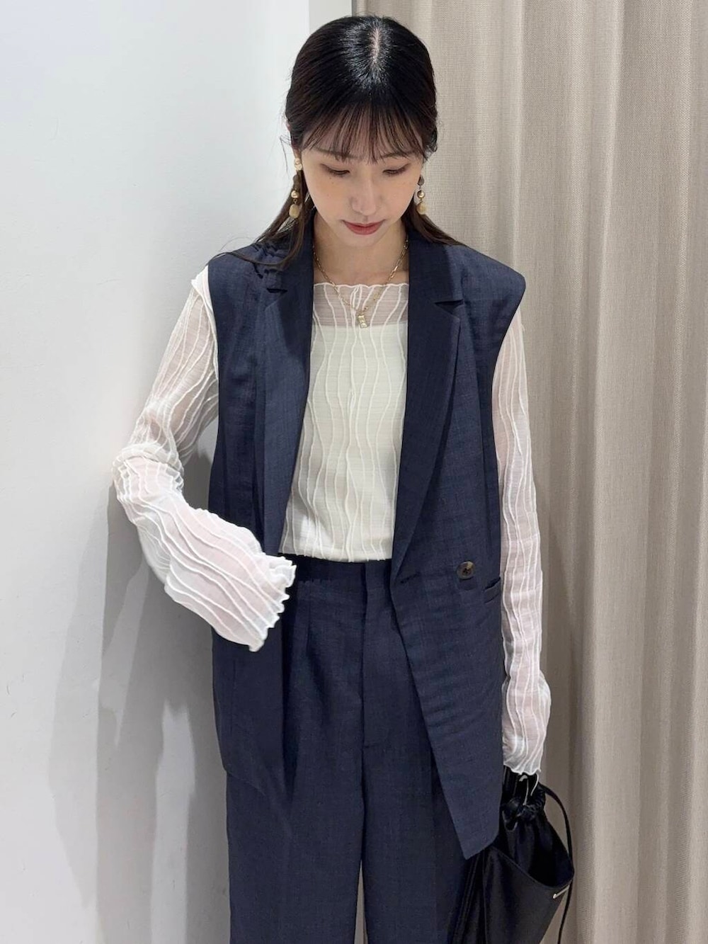 「センスオブプレイス、ワイドパンツ、ジャケット、セットアップ、ベスト、ママコーデ、ブルー、パンツ、senseofplace、パンツスタイル、休日コーデ、newarrival、リネンライク、ジレ、高身長」｜「SENSE OF PLACE by URBAN RESEARCHのコインローファー（ローファー、ブラック系）」を使った、wakaさん（レディース・162cm）の春コーディネートの3枚目の写真