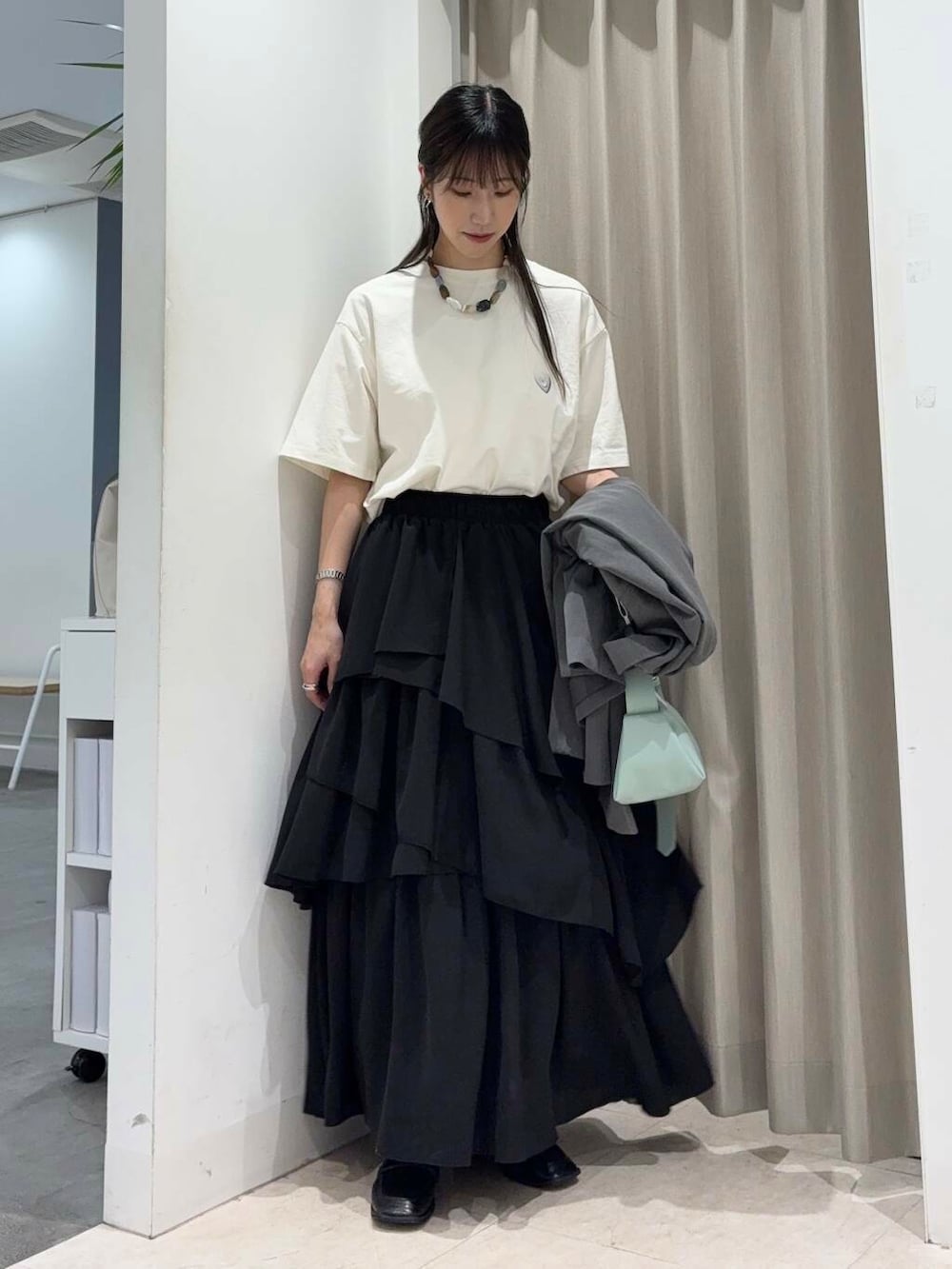 「センスオブプレイス、大人カジュアル、ジャケット、Tシャツ、ママコーデ、カジュアルコーデ、ロゴT、senseofplace、休日コーデ、newarrival、メンズ、高身長、20代後半、骨格ウェーブ、イエベ秋」|「SENSE OF PLACE by URBAN RESEARCHのコインローファー(ローファー、ブラック系)」を使った、wakaさん(レディース・162cm)の春コーディネートの2枚目の写真
