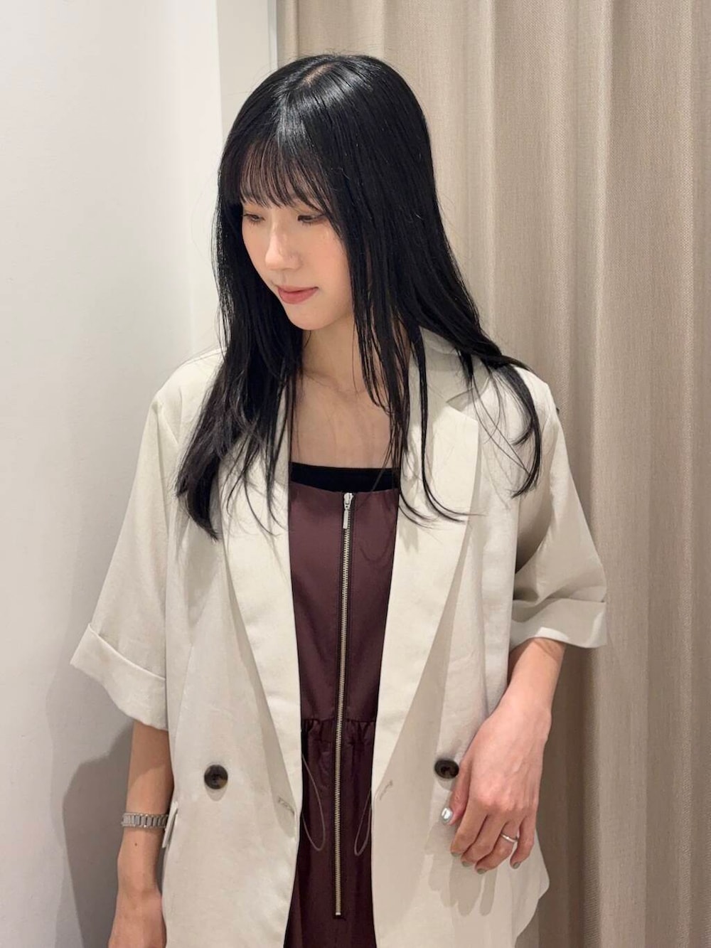 「センスオブプレイス、オールインワン、大人カジュアル、ジャケット、ママコーデ、ブラウン、カジュアルコーデ、スポーツMIX、パンツ、senseofplace、パンツスタイル、休日コーデ、撥水、高身長、20代後半」|「RODE SKOのウォッシャブルミニショルダーバッグ『Ssize』(ショルダーバッグ、ブラック系)」を使った、wakaさん(レディース・162cm)の春コーディネートの3枚目の写真
