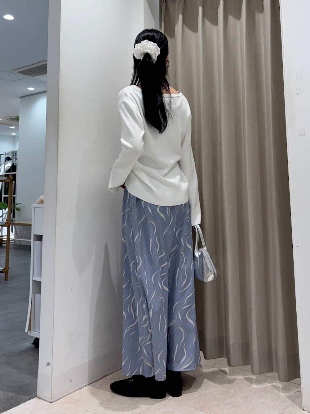 「センスオブプレイス、キレイめ、ロングスカート、ママコーデ、senseofplace、休日コーデ、newarrival、高身長、20代後半、骨格ウェーブ、キレイめカジュアル、イエベ秋、肩幅広め、ウェーブ×イエベ秋、ウェーブ×高身長」｜「SENSE OF PLACE by URBAN RESEARCHのハートボストンバッグ（ボストンバッグ、シルバー系）」を使った、wakaさん（レディース・162cm）の春コーディネートの2枚目の写真