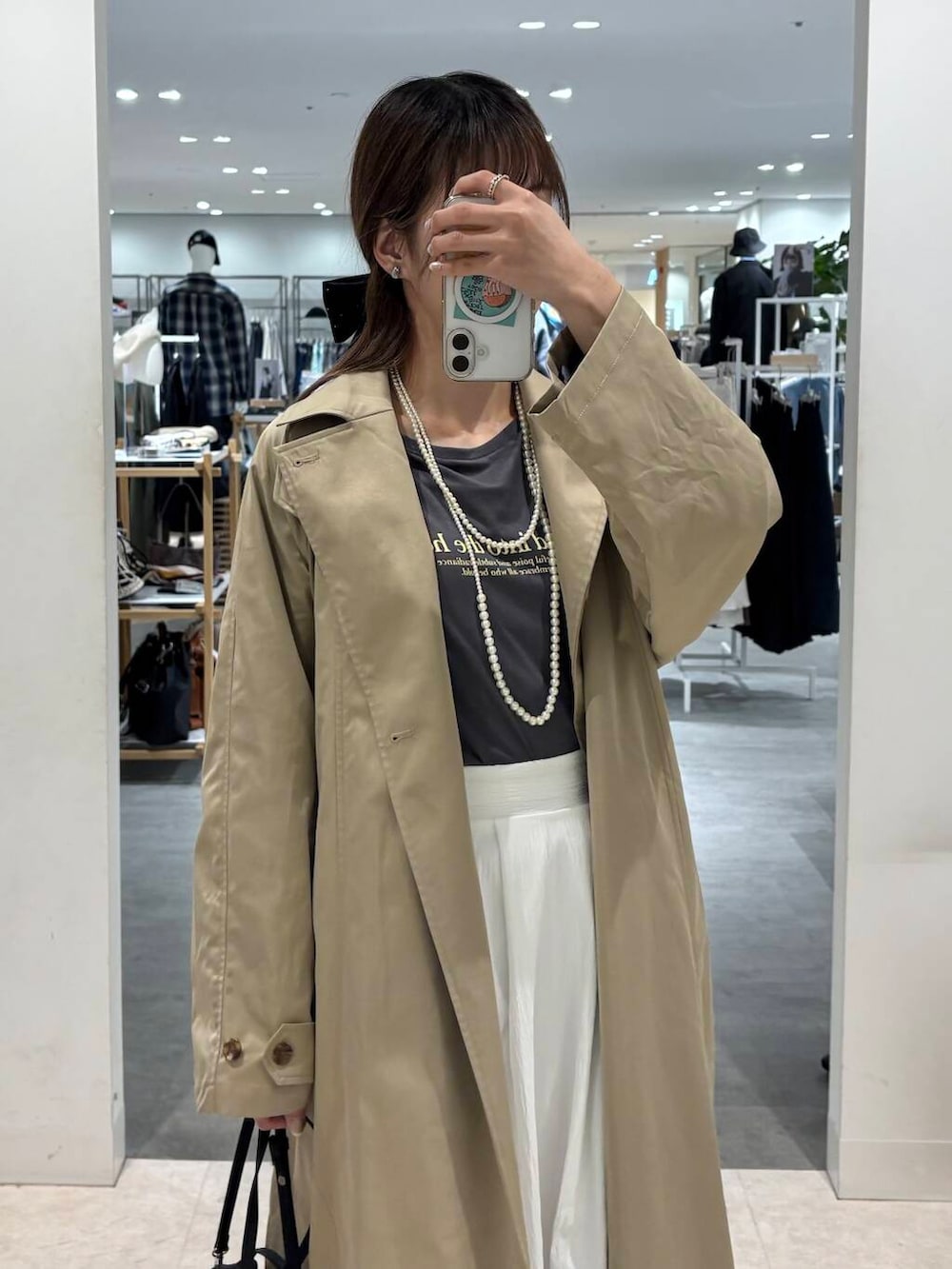 「センスオブプレイス、大人カジュアル、Tシャツ、ロングスカート、ママコーデ、カジュアルコーデ、トレンチコート、ロゴT、senseofplace、春アウター、休日コーデ、newarrival、高身長、おでかけコーデ、20代後半」|「SENSE OF PLACE by URBAN RESEARCHのバルーンスカート(スカート、ホワイト系)」を使った、wakaさん(レディース・162cm)の春コーディネートの6枚目の写真