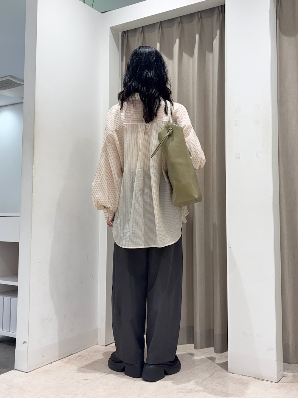 グレー系のその他パンツ、ベージュ系のシャツ/ブラウス、グリーン系のショルダーバッグを着用したレディースの夏コーディネートの2枚目の写真