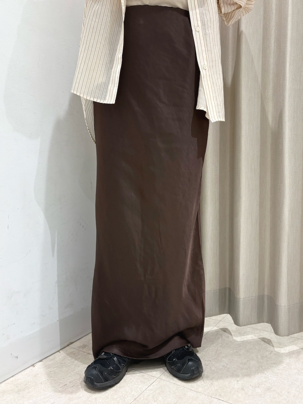ブラウン系のスカート、ベージュ系のシャツ/ブラウス、ベージュ系のTシャツ/カットソーを着用したレディースの春コーディネートの4枚目の写真