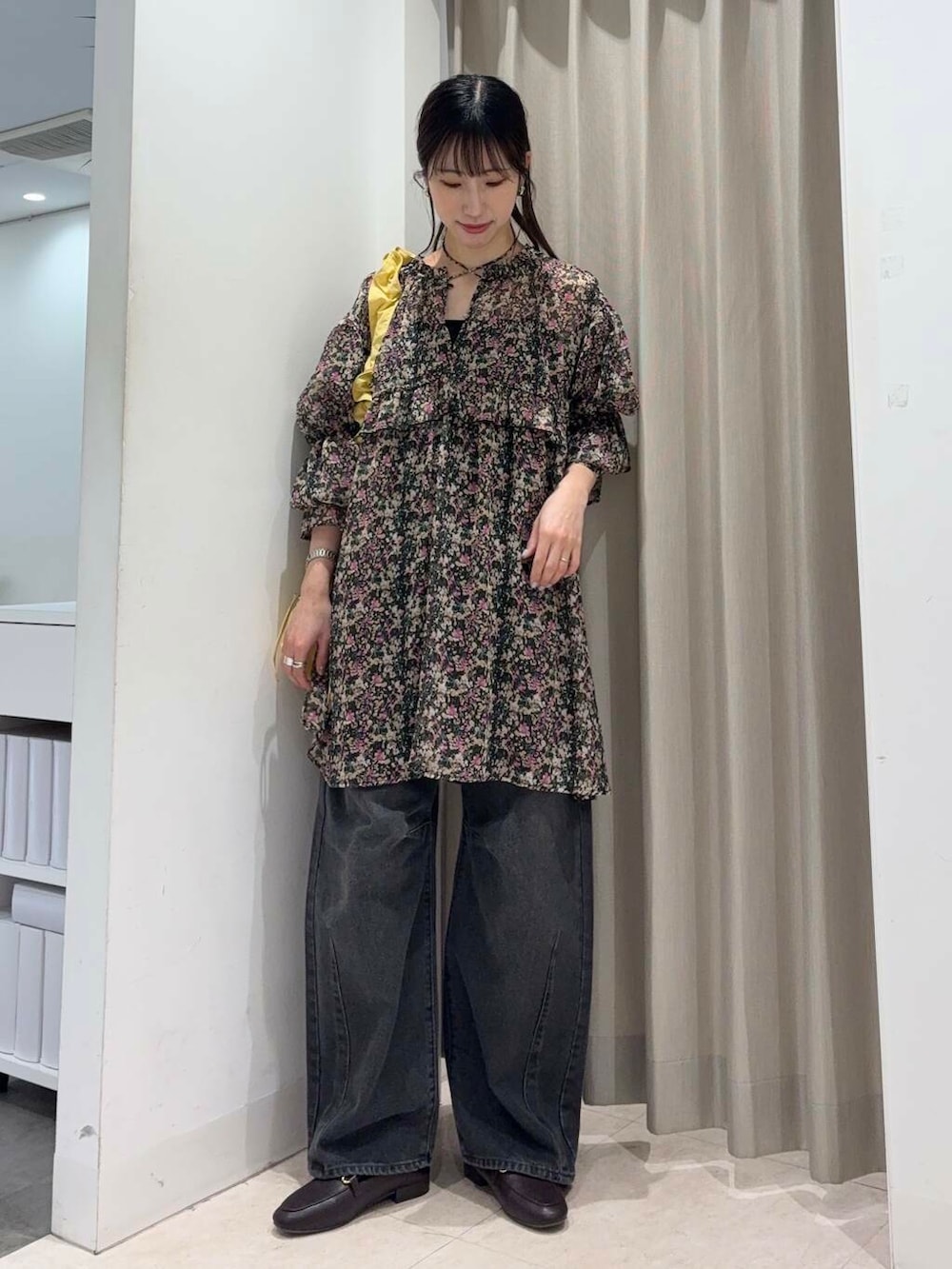 「センスオブプレイス、大人カジュアル、デニム、ママコーデ、カジュアルコーデ、花柄、ブラウス、パンツ、senseofplace、パンツスタイル、休日コーデ、newarrival、高身長、おでかけコーデ、20代後半」|「SENSE OF PLACE by URBAN RESEARCHのビッドローファー(ローファー、ブラウン系)」を使った、wakaさん(レディース・162cm)の春コーディネートの2枚目の写真