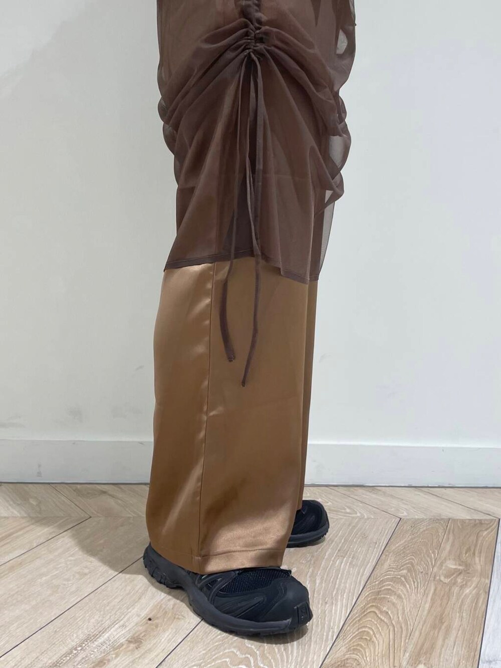 ブラウン系のその他パンツ、グリーン系のボストンバッグ、イエロー系のカーディガン/ボレロを着用したレディースの夏コーディネートの5枚目の写真