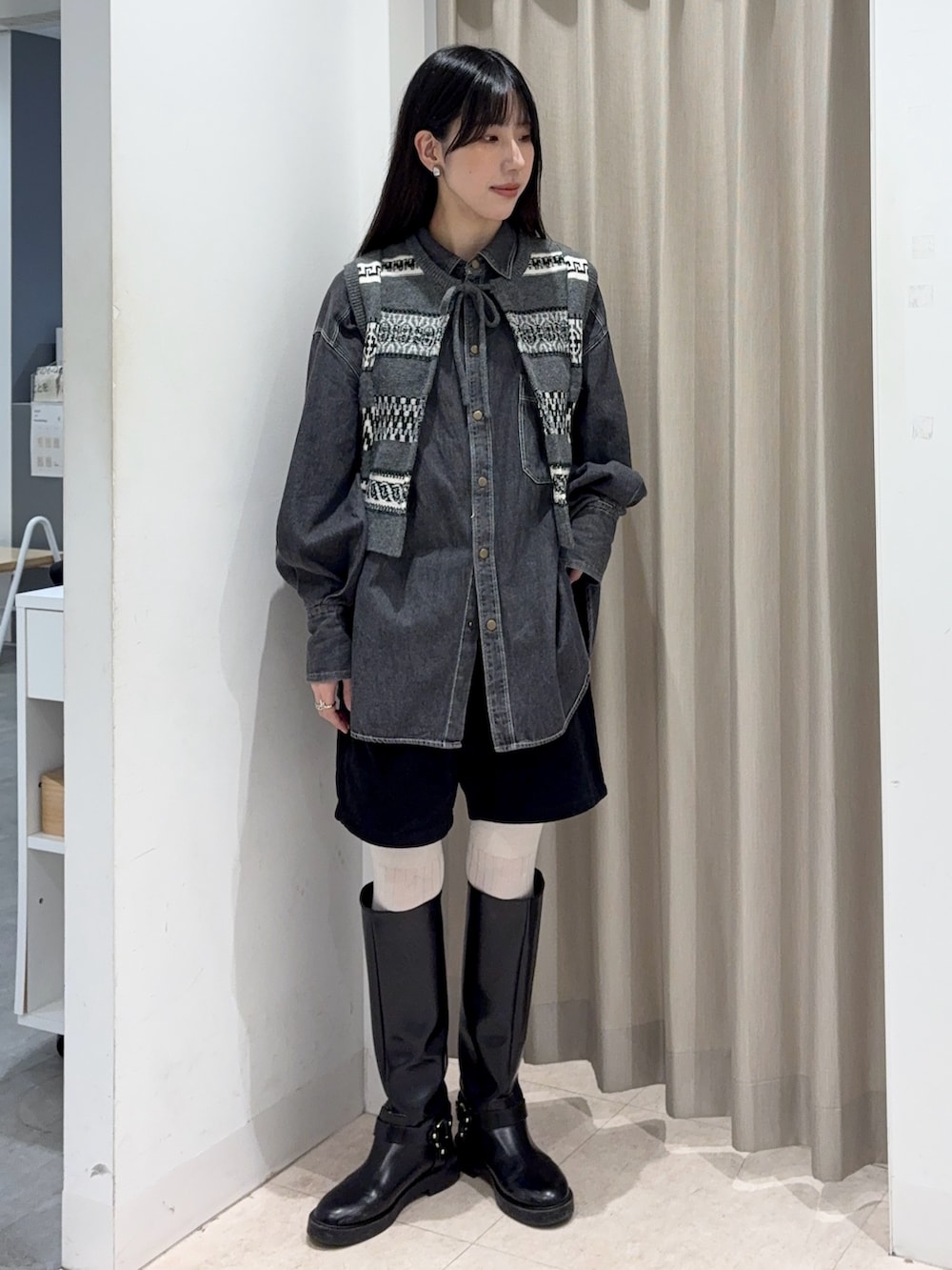 グレー系のベスト、ブラック系のその他アウターを着用したレディースの冬コーディネートの4枚目の写真