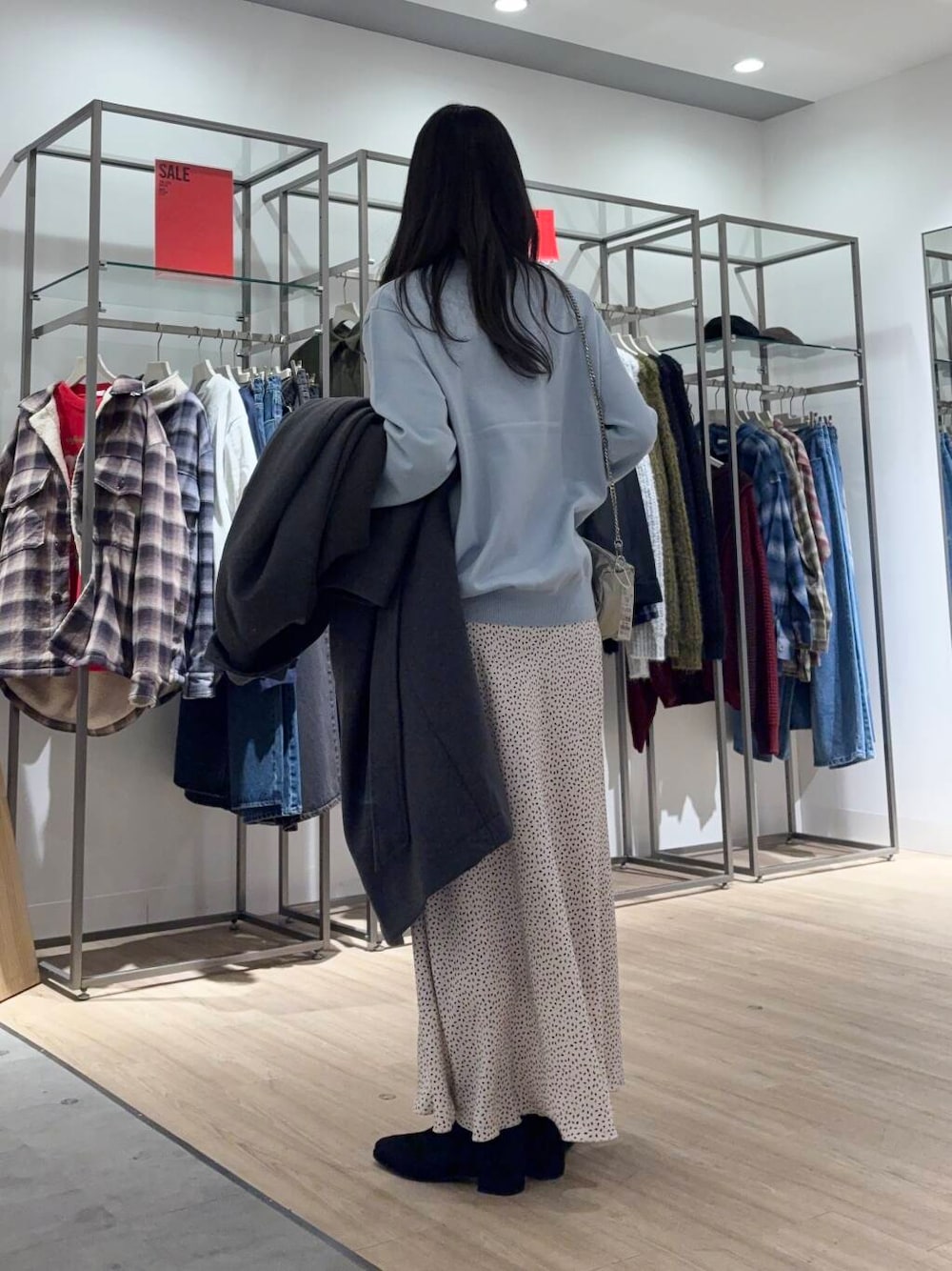 ブラック系のブーツ、ブルー系のニット/セーター、グレー系のその他アウターを着用したレディースの冬コーディネートの4枚目の写真