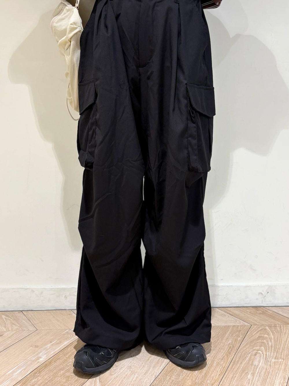 ブラック系のその他パンツ、ベージュ系のバックパック/リュックを着用したレディースの春コーディネートの4枚目の写真