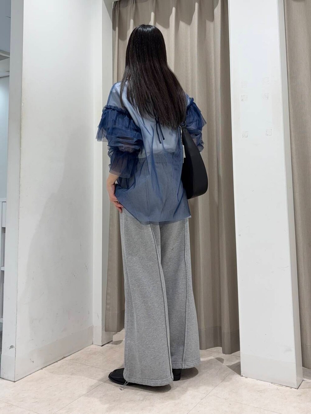 「センスオブプレイス、大人カジュアル、Tシャツ、ママコーデ、ローファー、カジュアルコーデ、レイヤード、パンツ、senseofplace、パンツスタイル、newarrival、メッシュ、高身長、20代後半、スウェットパンツ」|「SENSE OF PLACE by URBAN RESEARCHのワンハンドルラウンドバッグ(ショルダーバッグ、ブラック系)」を使った、wakaさん(レディース・162cm)の春コーディネートの2枚目の写真