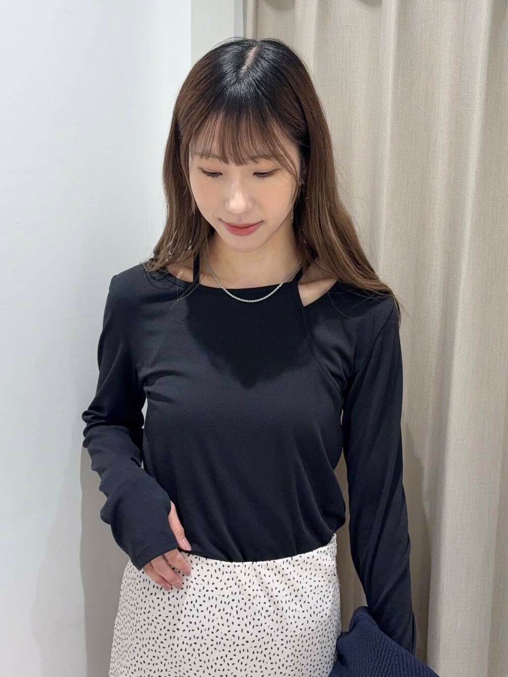 「センスオブプレイス、大人カジュアル、ジャケット、ロングスカート、ママコーデ、カジュアルコーデ、ドット、ショート丈、senseofplace、春アウター、休日コーデ、newarrival、ニットコート、高身長、おでかけコーデ」|「SENSE OF PLACE by URBAN RESEARCHのドットナロースカート(スカート、ホワイト系)」を使った、wakaさん(レディース・162cm)の春コーディネートの6枚目の写真