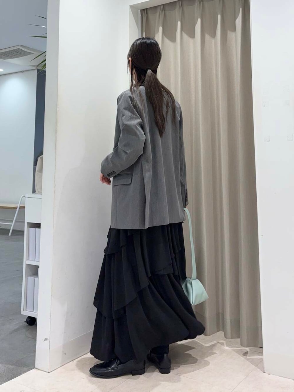「センスオブプレイス、大人カジュアル、ジャケット、Tシャツ、ママコーデ、カジュアルコーデ、ロゴT、senseofplace、休日コーデ、newarrival、メンズ、高身長、20代後半、骨格ウェーブ、イエベ秋」|「SENSE OF PLACE by URBAN RESEARCHのコインローファー(ローファー、ブラック系)」を使った、wakaさん(レディース・162cm)の春コーディネートの4枚目の写真