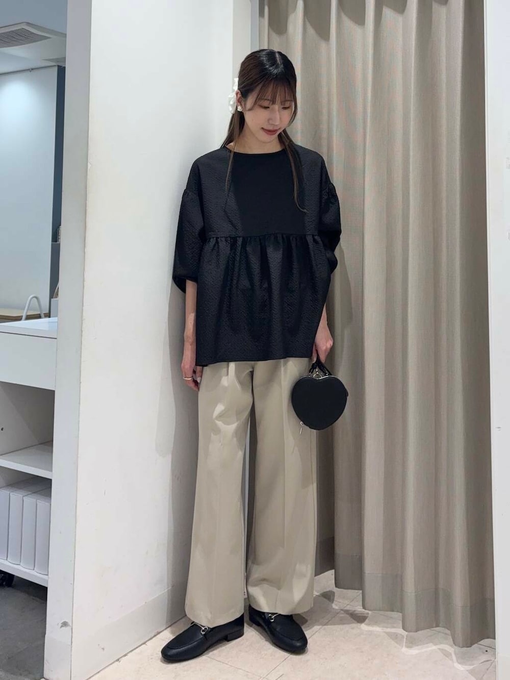 「SENSE OF PLACE by URBAN RESEARCHの『TALLサイズ/WEB限定』センタープレスストレートパンツ(スラックス、ベージュ系)」を使った、wakaさん(レディース・162cm)の春コーディネートの3枚目の写真